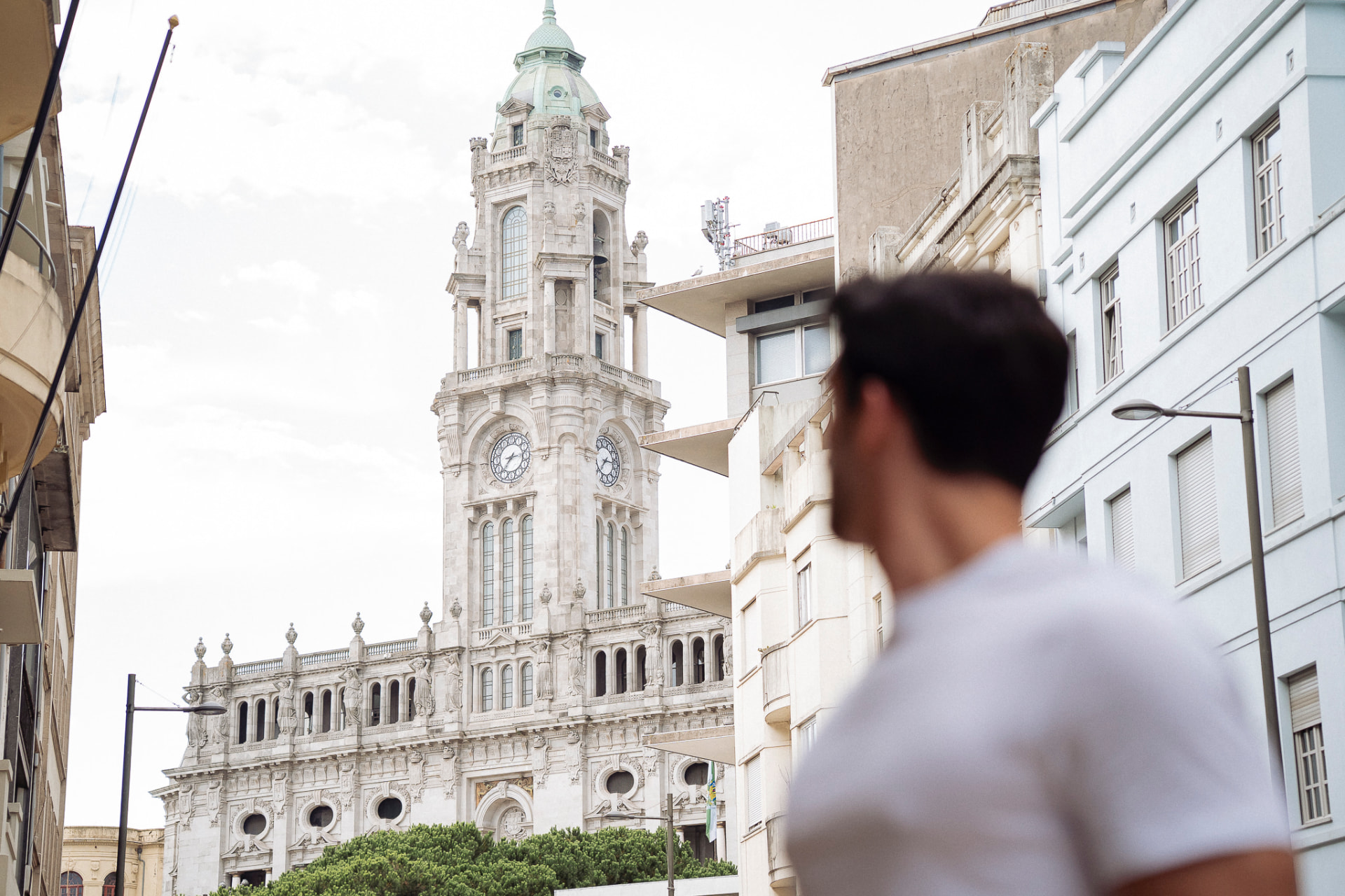 Enzo em Portugal, caminhando pelas ruas de uma cidade portuguesa